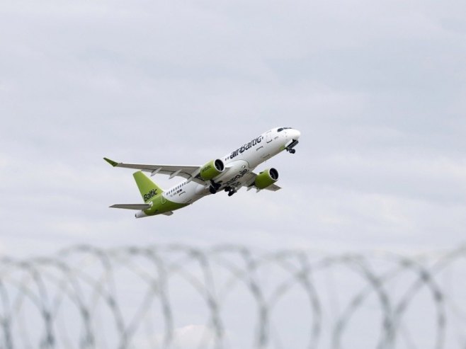 Авио-компаније уводе нове таксе и отказују летове због поскупљења горива