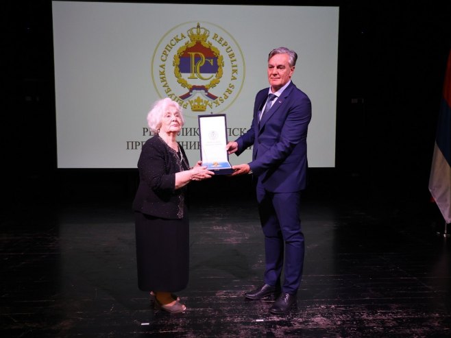 Каран уручио одликовање Јелени Бухач Радојчић - свједоку голготе и хероини Јасеновца (ФОТО)