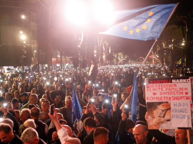 Протести испред зграде Владе у Тирани, демонстранти бацали Молотовљеве коктеле (ВИДЕО)