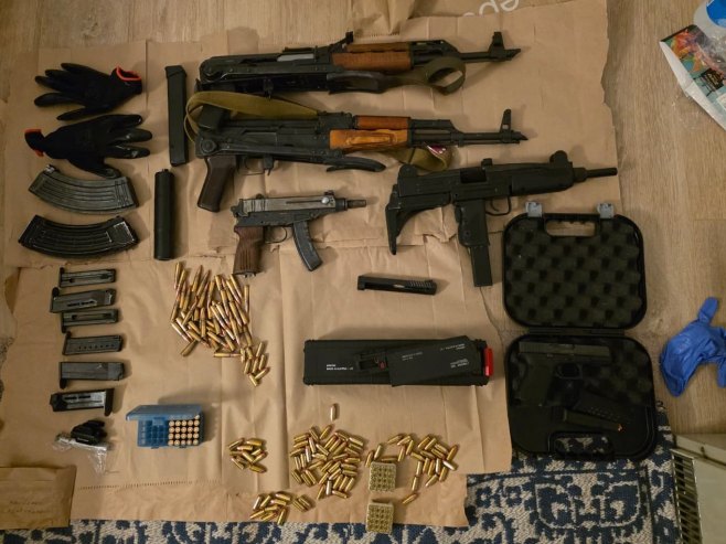 У Београду ухапшена три лица, пронађена велика количина оружја