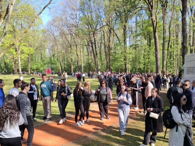 Грађани у великом броју пристижу у Доњу Градину; Пренос на РТРС од 11.30 (ФОТО/ВИДЕО)