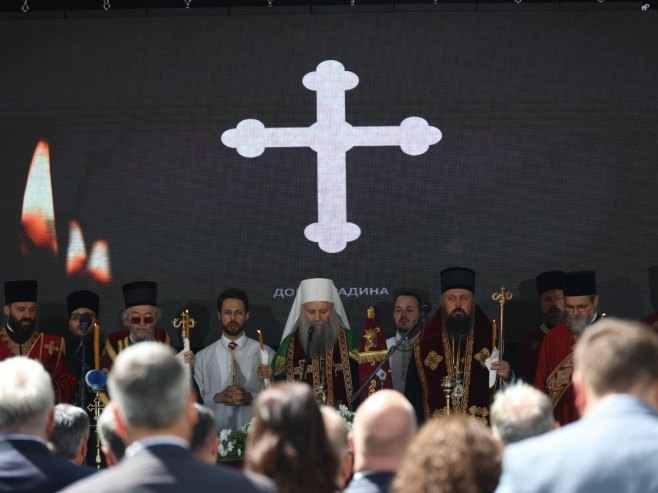 Доња Градина: Патријарх Порфирије служи парастос, делегације положиле вијенце (ФОТО)