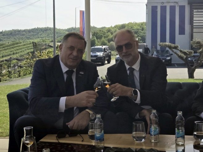 Додик и Стоилковић разговарали о повезивању српског народа у региону