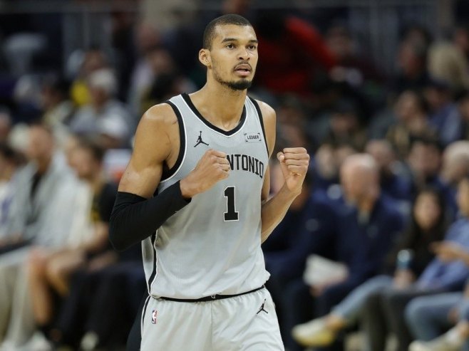 Вембањама оборио рекорд Тима Данкана и побједом дебитовао у плеј-офу