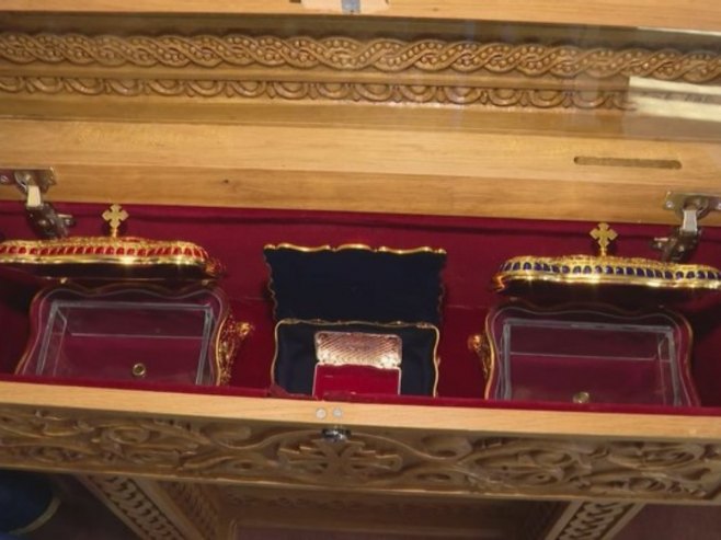 Храм рођења Пресвете Богородице у Добоју добио честице моштију три светитеља - вјерници свакодневно на молитви