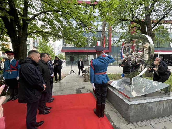 Положени вијенци на споменик 12 беба