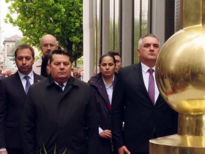 Минић и Стевандић у централном спомен обиљежју  (Фото: РТРС)