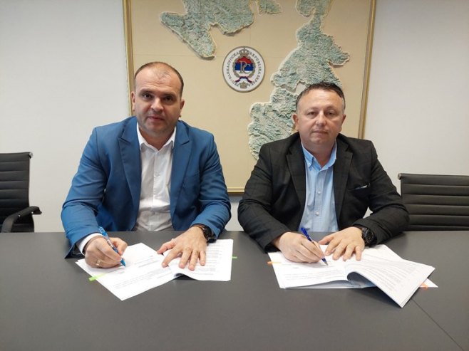 Потписивање уговора (Фото: gradzvornik.org/) - 