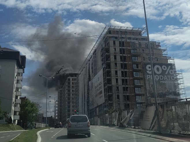 Пожар на градилишту код Београда, на терену више од 20 ватрогасаца (ФОТО)