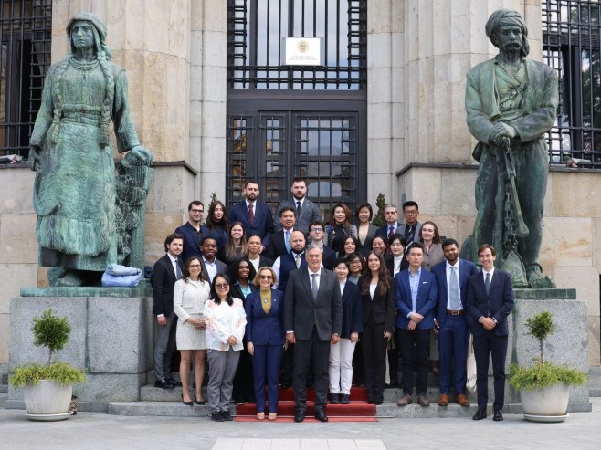 Предсједник Каран упознао дипломце о уставној позицији Српске и сложености уставног система