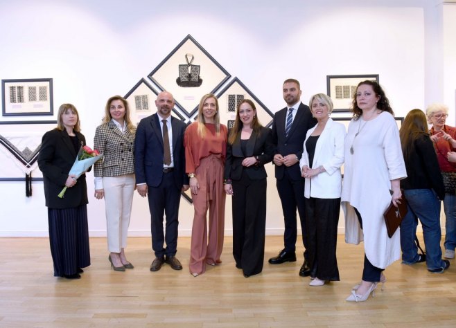 Изложба Змијанског веза у Паризу (Уступљена фотографија )