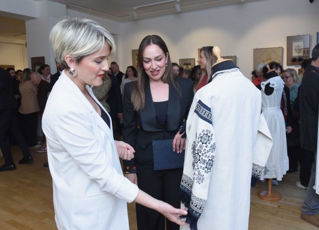 У Паризу отворена изложба "Змијањски вез – свјетско нематеријално насљеђе" (ФОТО)