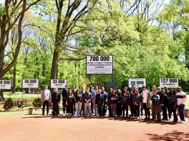 Алумнисти Харварда и Стенфорда у Спомен-подручју, поштовање према жртвама