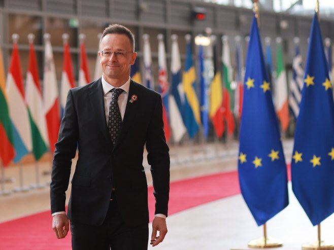 Сијарто прелази у посланичке клупе