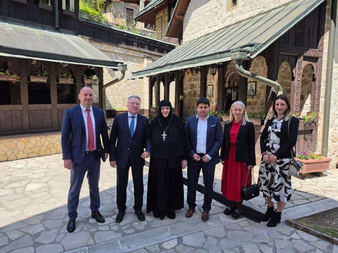 Калабухов у посјети Основној школи и манастирима Ловница и Папраћа (ФОТО)
