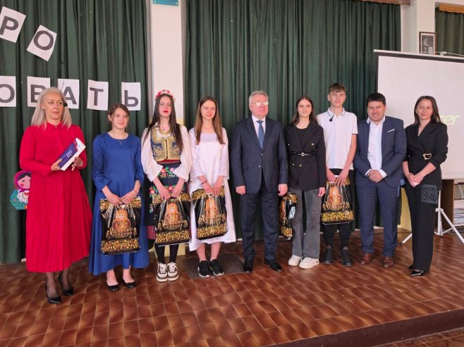 Kalabuhov u posjeti školi (Foto: SRNA)