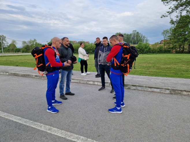"Богојављенски пливачи" пјешаче до Острога за колегу Слободана (ВИДЕО)