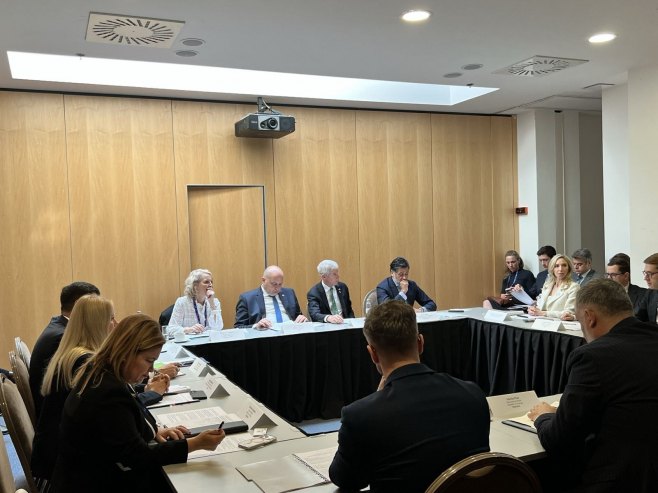 Баштинац и Пепић на округлом столу у Дубровнику у оквиру Самита Иницијативе три мора