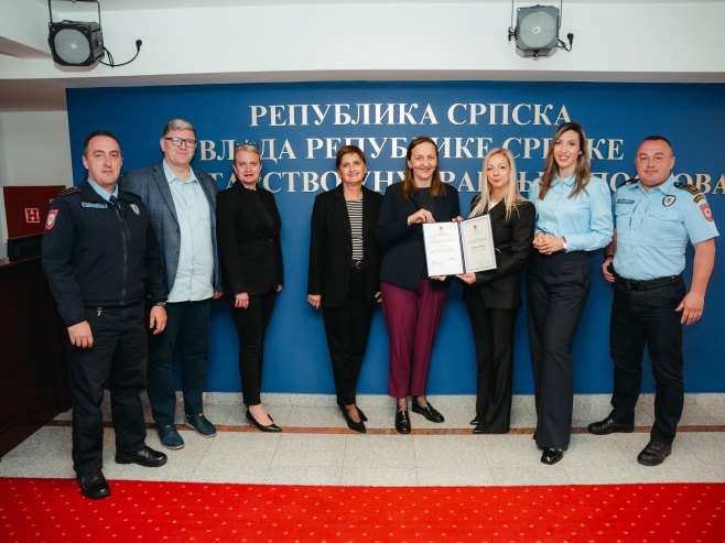 Представници МУП-а са Марицом Бендер - Фото: Уступљена фотографија