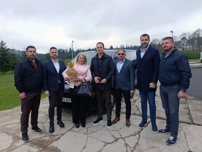 Рибник - Основна школа "Петар Кочић" - дониран комби - Фото: СРНА