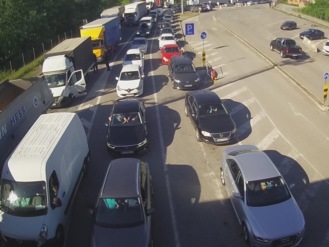 Дужа чекања на већини граничних прелаза са Хрватском