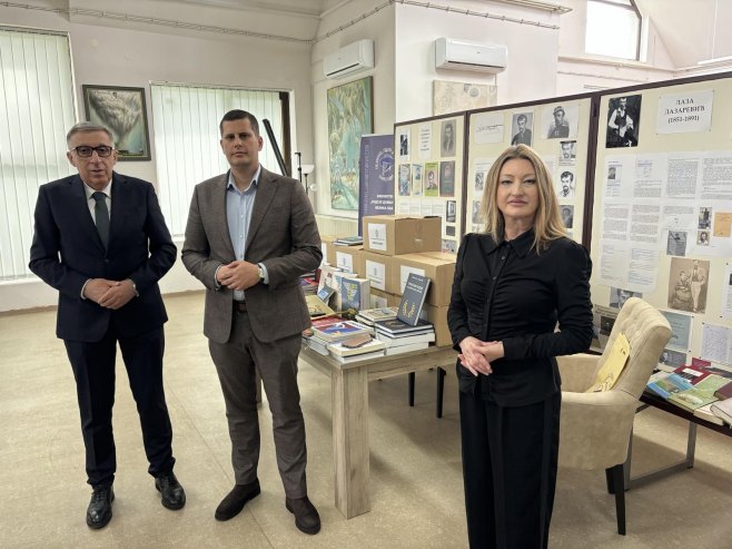 Донирано 300 књига библиотеци у Великој Плани - Фото: Уступљена фотографија