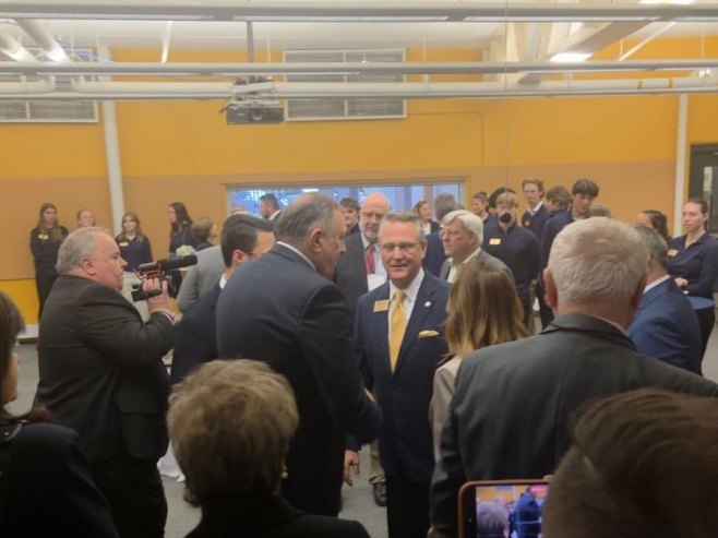 Додик уз аплауз дочекан на Џадсон Универзитету гдје ће му бити додијељена престижна награда (ВИДЕО)