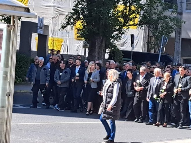 Мирна шетња и полагање цвијећа у Добровољачкој улици; Обиљежавању прусуствује и Цвијановић (ФОТО)