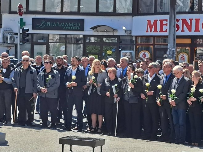 Мирном шетњом и полагањем цвијећа обиљежено 34 године од злочина у Добровољачкој улици (ФОТО/ВИДЕО)