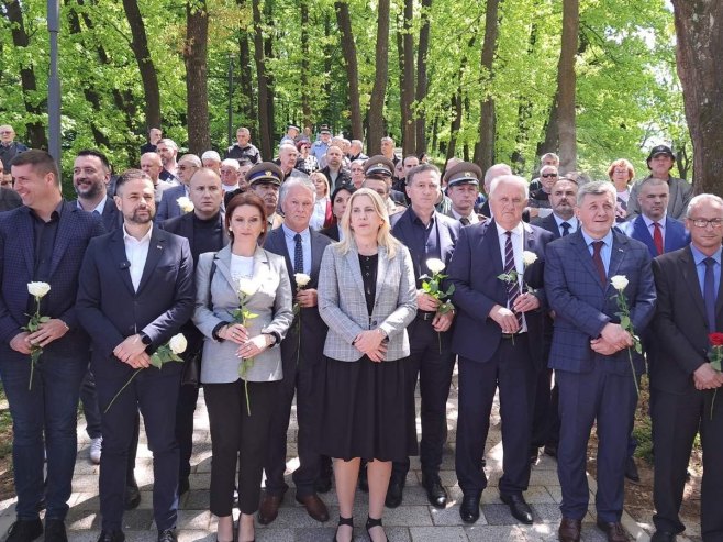 Источно Ново Сарајево: Код споменика у Градском парку одата почаст убијеним војницима ЈНА (ФОТО)