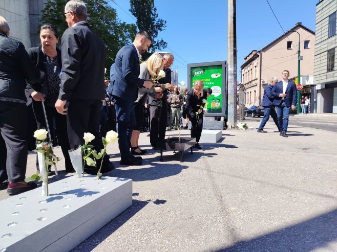 Руже из Добровољачке и ове године бачене, овај пут у контејнер