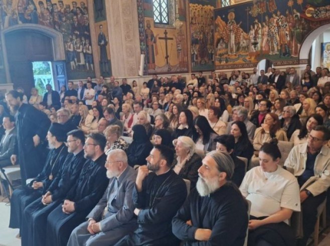 У Требињу промовисана књига "Једни другима потребни" (ФОТО)