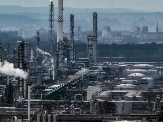 Нафта (Фото: EPA/HANNIBAL HANSCHKE/илустрација) - 