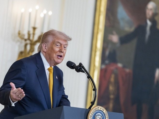 Трамп: Примирје остаје на снази, три америчка разарача прошла кроз Ормуски мореуз