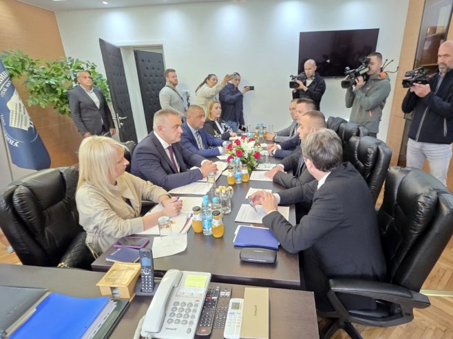 Минић у посјети Фочи; Састанак са руководством болнице