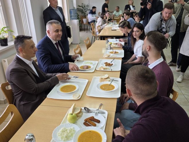 Минић посјетио Студентски дом "Бориша Старовић" у Фочи и ручао са студентима