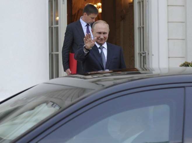 Путин у луксузном "Аурусу" провозао своју учитељицу (ВИДЕО)