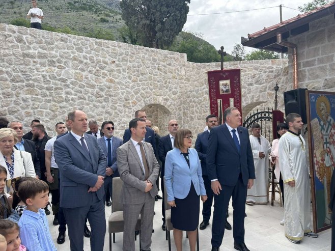 Додик присуствовао Светој архијерејској литургији у Мркоњићима код Требиња