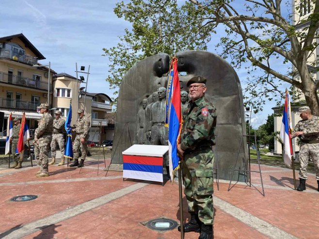 Служен парастос и положени вијенци у Дервенти поводом Дана ВРС-а (ФОТО)