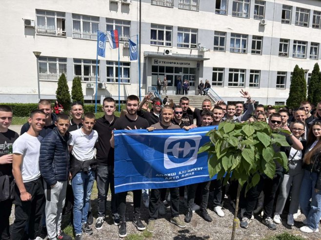 Матуранти Техничке школе посадили дрво генерације