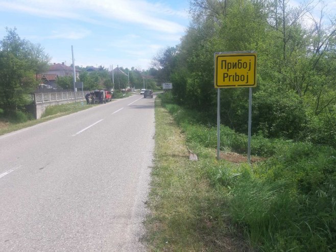 Akcija obnove saobraćajnih znakova na putu Lopare-Priboj (Foto: RTRS)