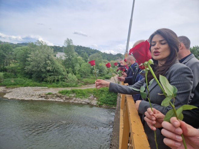 Сјећање на страдале у мајским поплавама у Добоју: У Босну пуштено 11 ружа