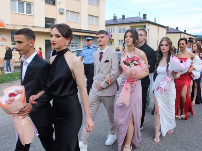 Матуранти Средњошколског центра "Вук Караџић" у Лопарама (Уступљена фотографија)