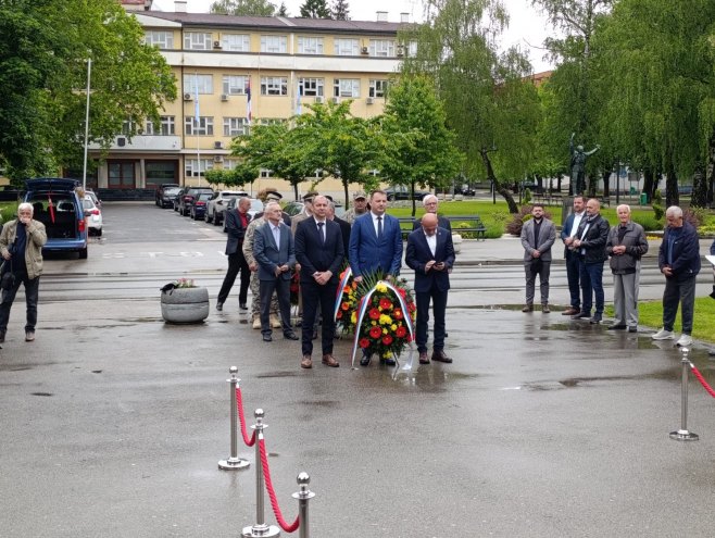 Приједор обиљежава Дан града; Положени вијенци на спомен обиљежје "За крст часни"