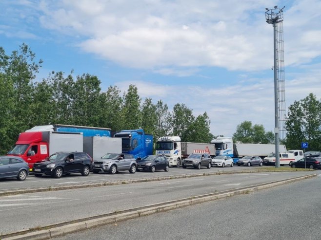 Након урушавања дијела моста у Градишци: Велике гужве на ГП Доња Градина, Козарска Дубица и Костајница (ФОТО)