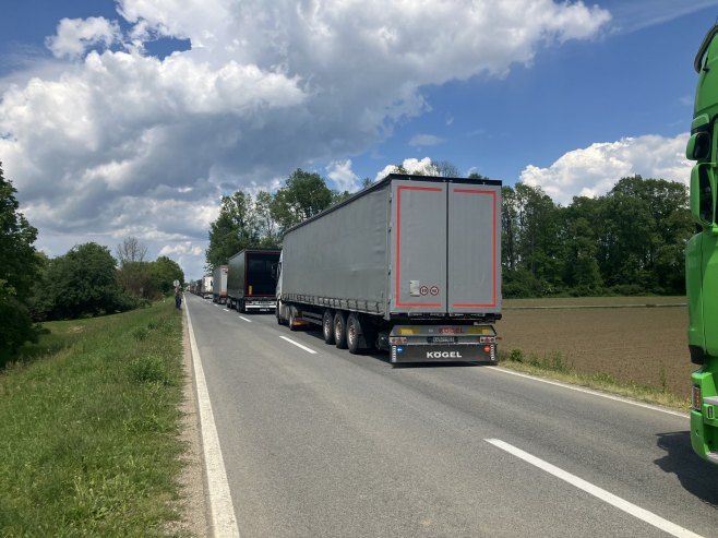 Колона камиона пред ГП Доња Градина дуга више од два километра