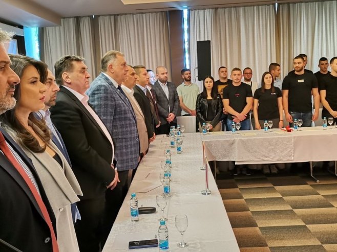 Добој, приступање младих СНСД-у Добој, приступање младих СНСД-у - Фото: СРНА