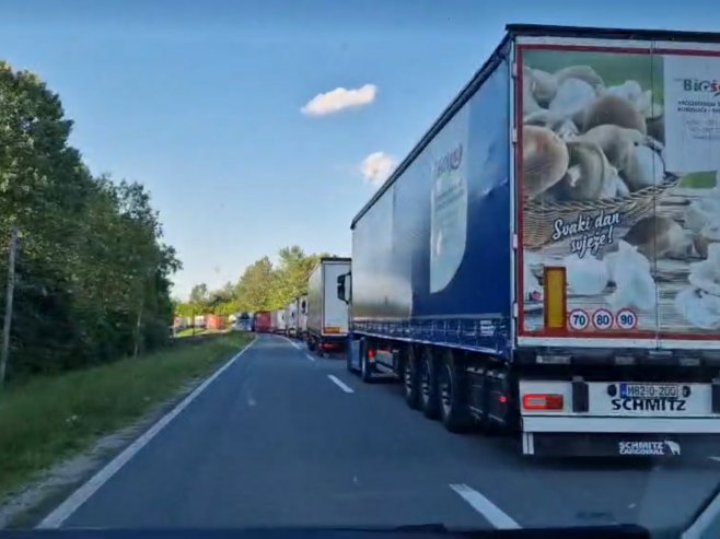 Непрегледне колоне теретних возила према Градини (ВИДЕО)
