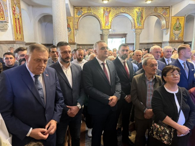 Највиши званичници Српске на литургији поводом крсне славе града Бањалука (ФОТО)