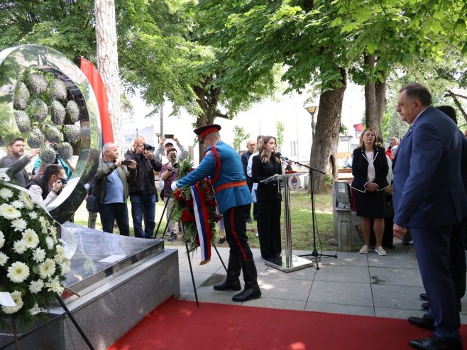 Вијенци и цвијеће положени на спомен-обиљежје "Живот" Вијенци и цвијеће положени на спомен-обиљежје "Живот" - Фото: ZIPAPHOTO/Borislav Zdrinja